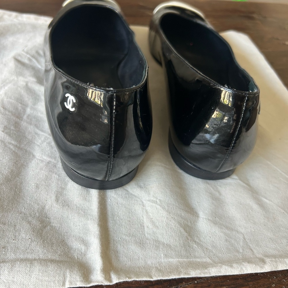 CHANEL Women's Black and Cream Patent Ballerina Flats - Picture 7 of 8